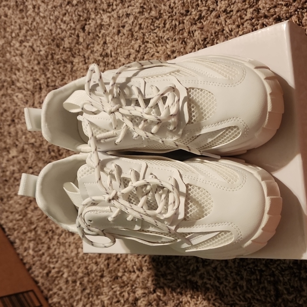White tennis shoes